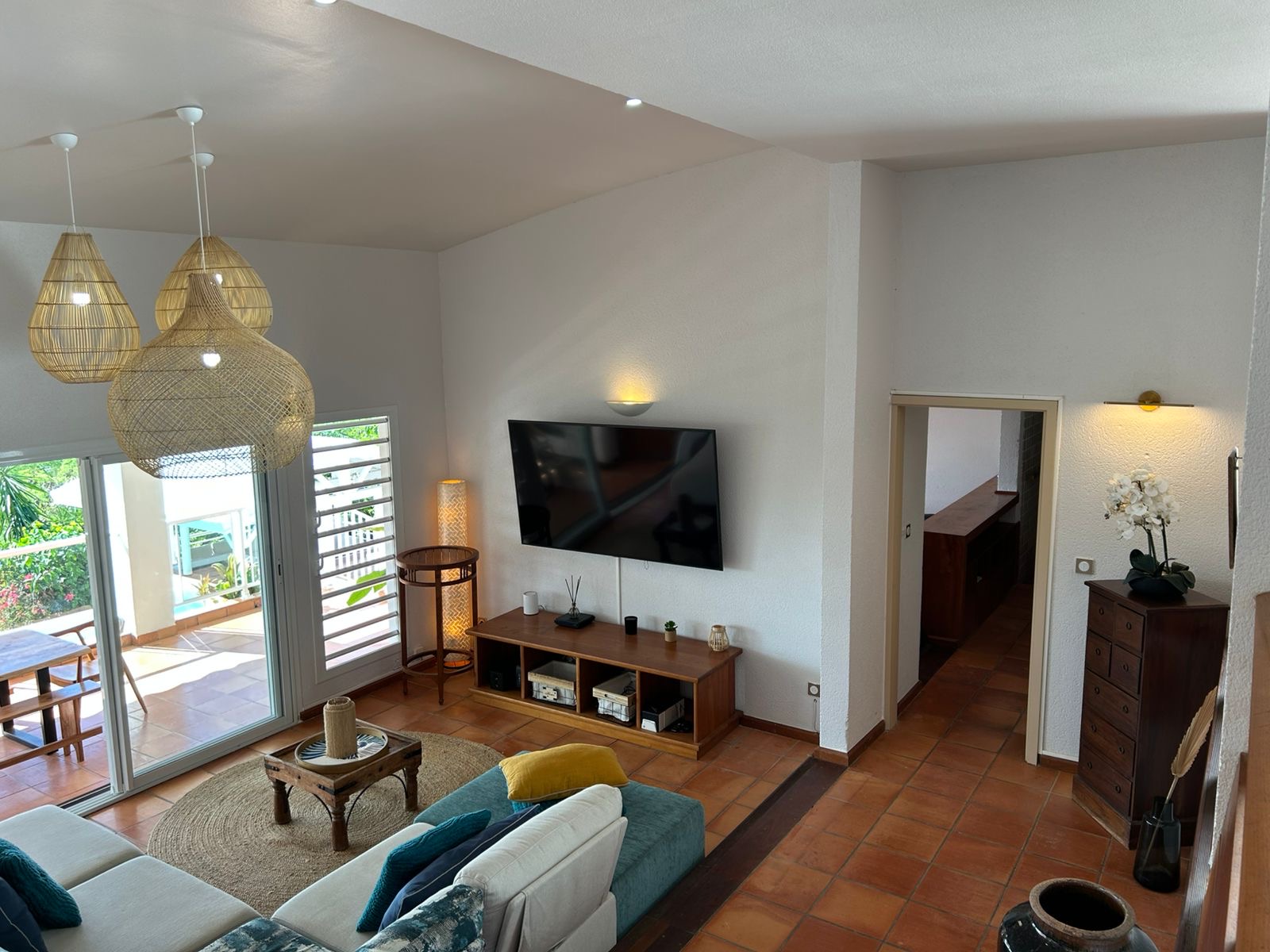 Pièce de vie avec vue mer de la Villa Maravistah