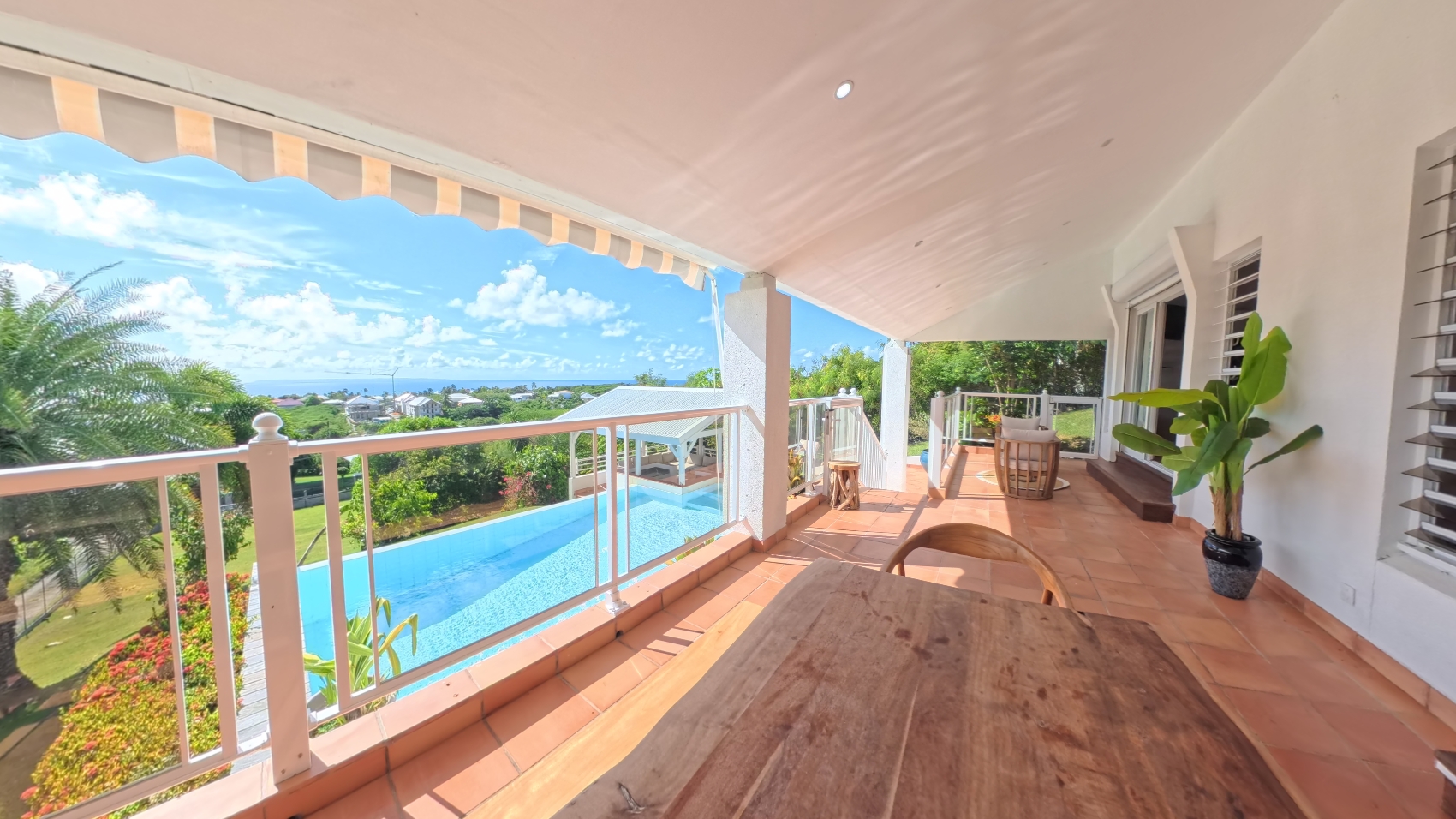 Panorama de la Villa Maravistah avec vue mer depuis la pièce de vie